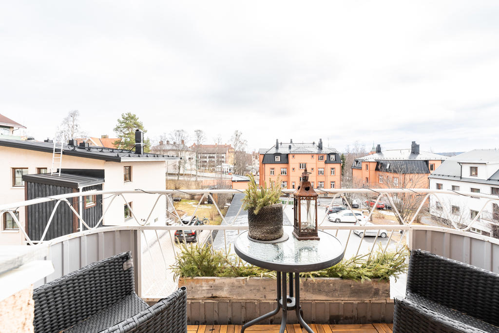 Balkongen har plats för cafémöbel. 
