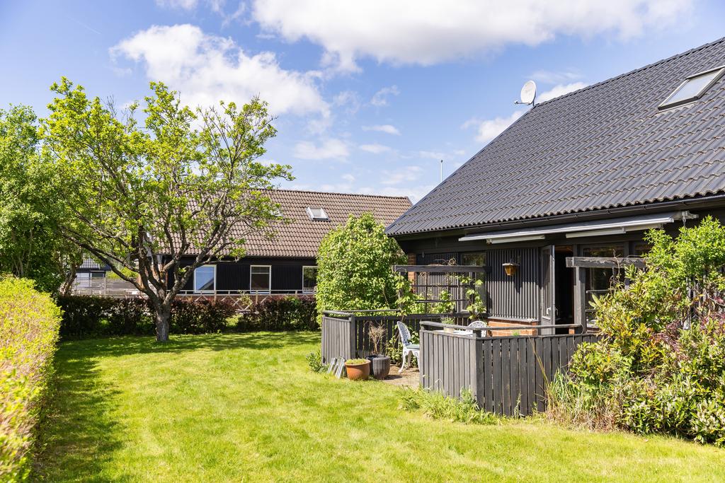 Plan trädgård med plats för odling och lek