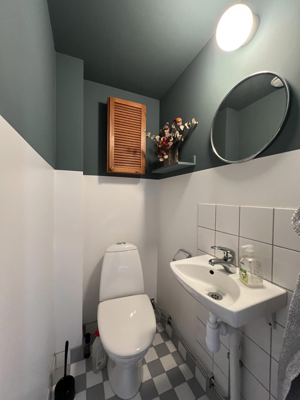 Gästtoalett i entréhallen