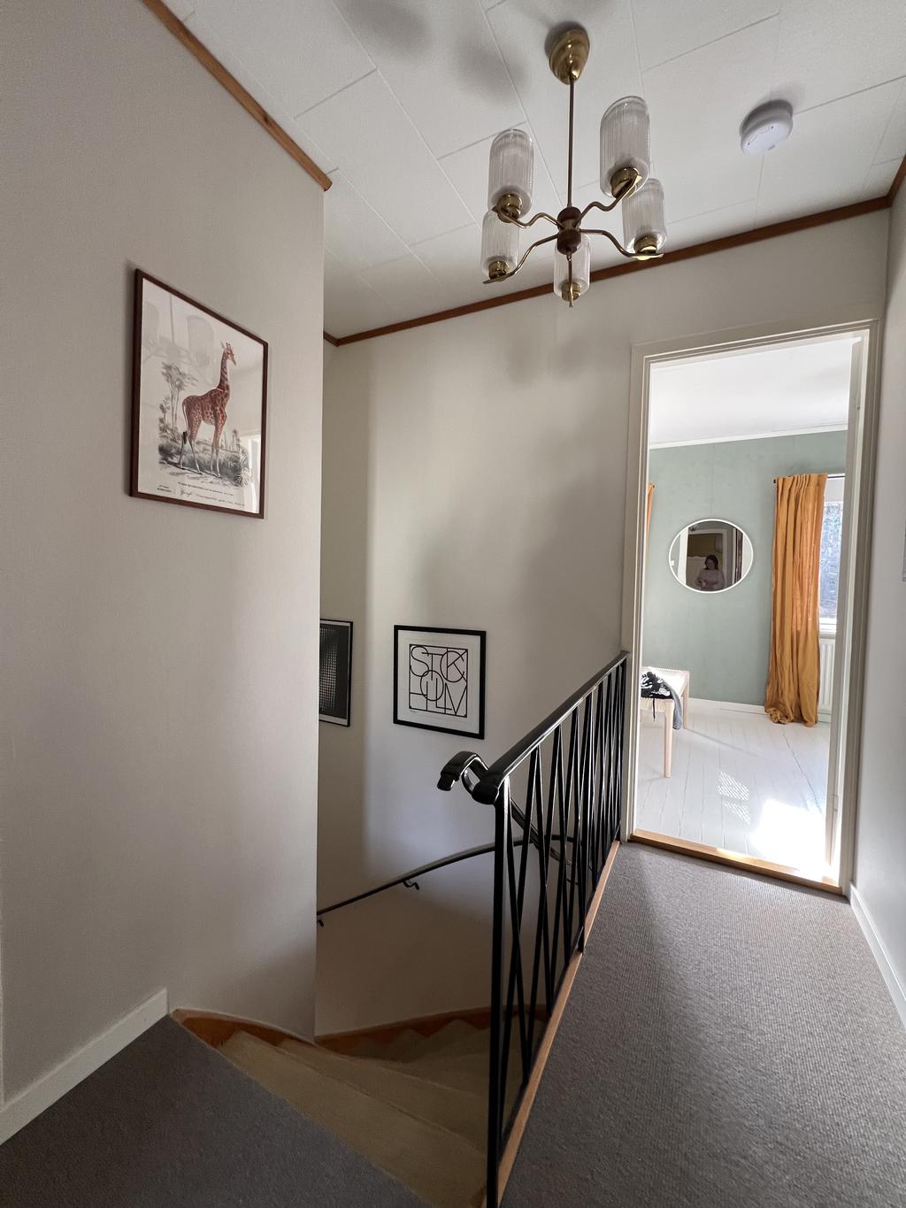 Övre hall med glimt mot ett delbart sovrum. Sovrum 2&3.