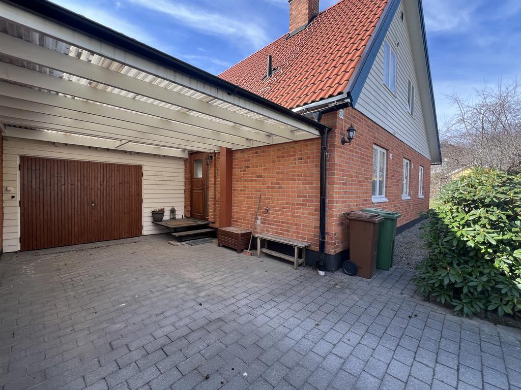 Infart med garage, carport och plats för totalt 3-4 bilar