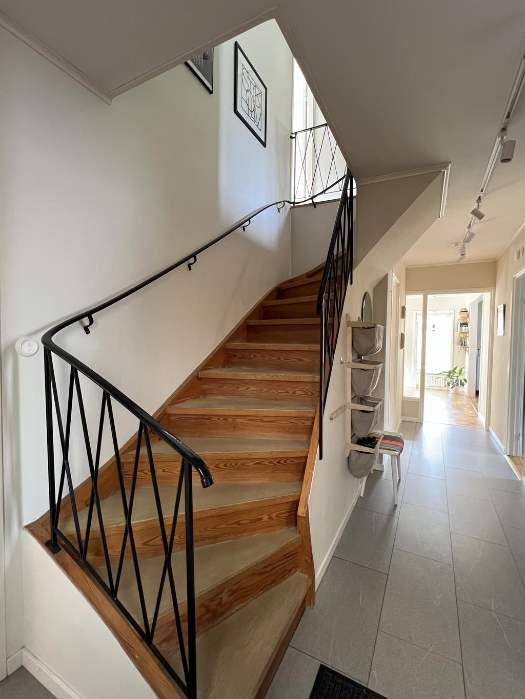 Klassisk trappa mellan planen