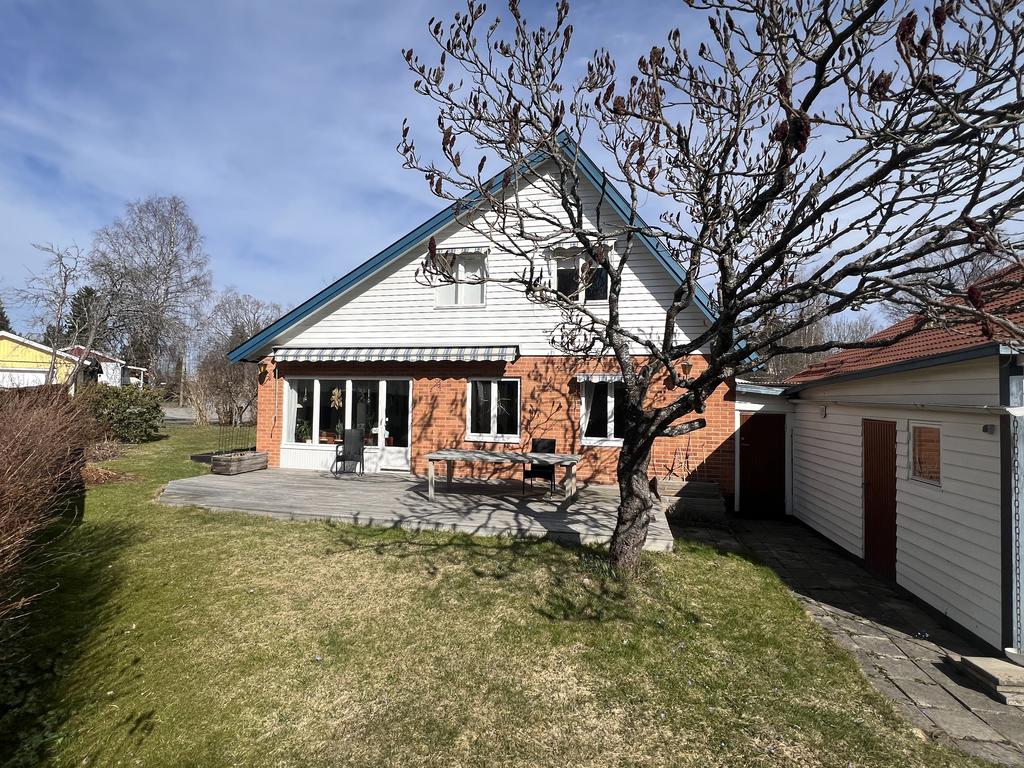 Trädgård med separat förråd