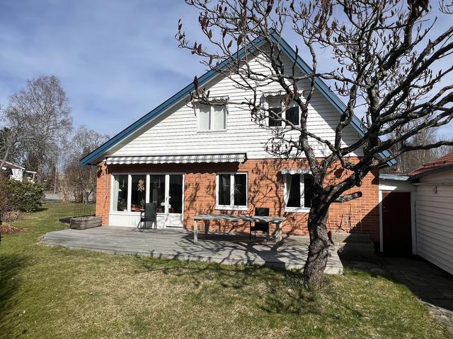 Plan gräsmatta och insynskyddad altan 