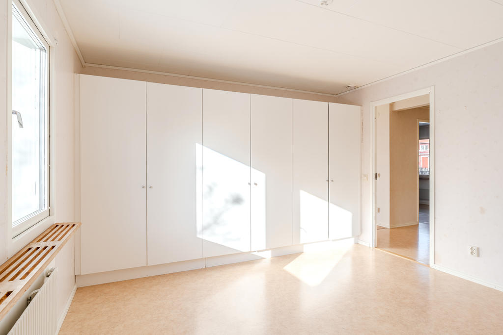 Gott om garderober i sovrum 1!