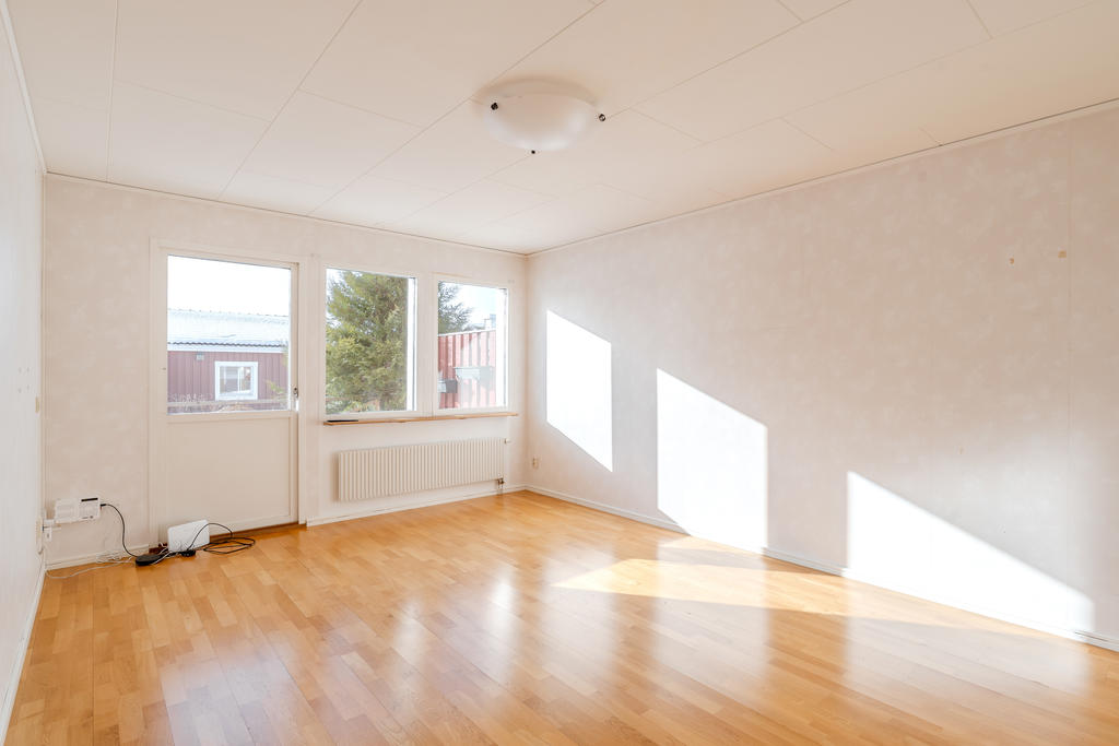 Vardagsrummet. Här finns utgången till uteplatsen