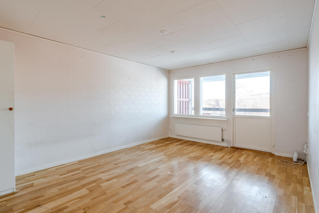 Vardagsrummet har utgång till balkongen