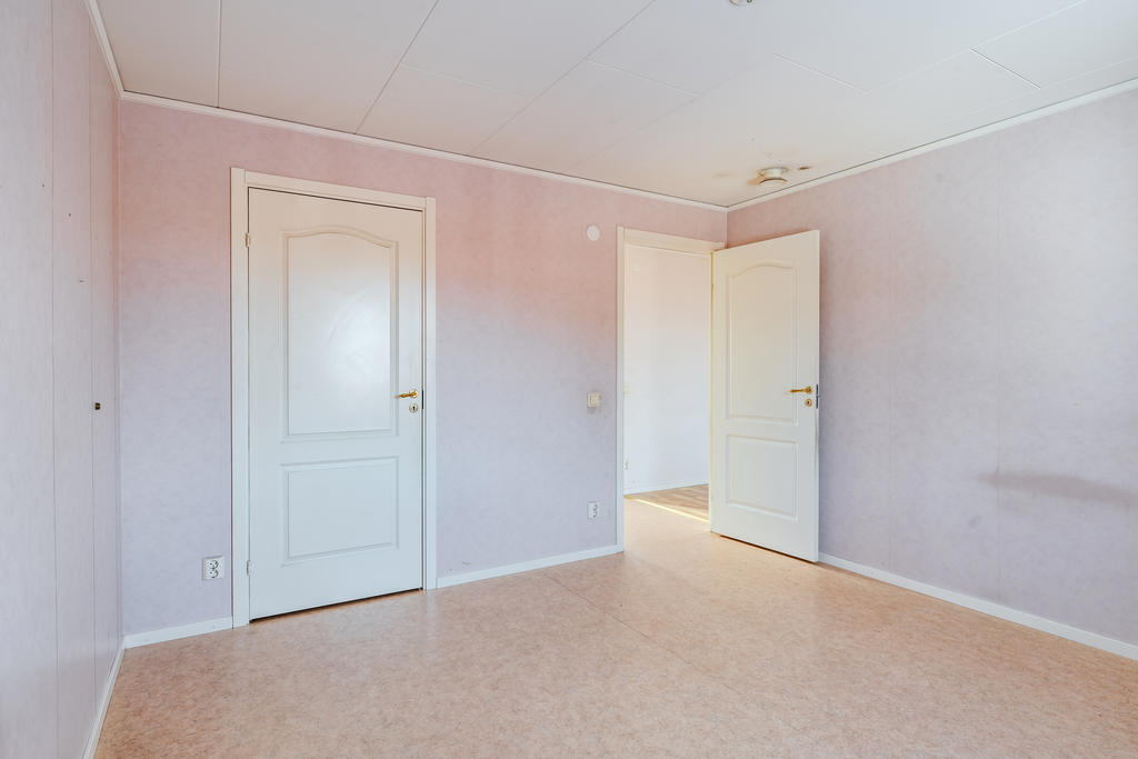 I anslutning till sovrummet finns en klädkammare