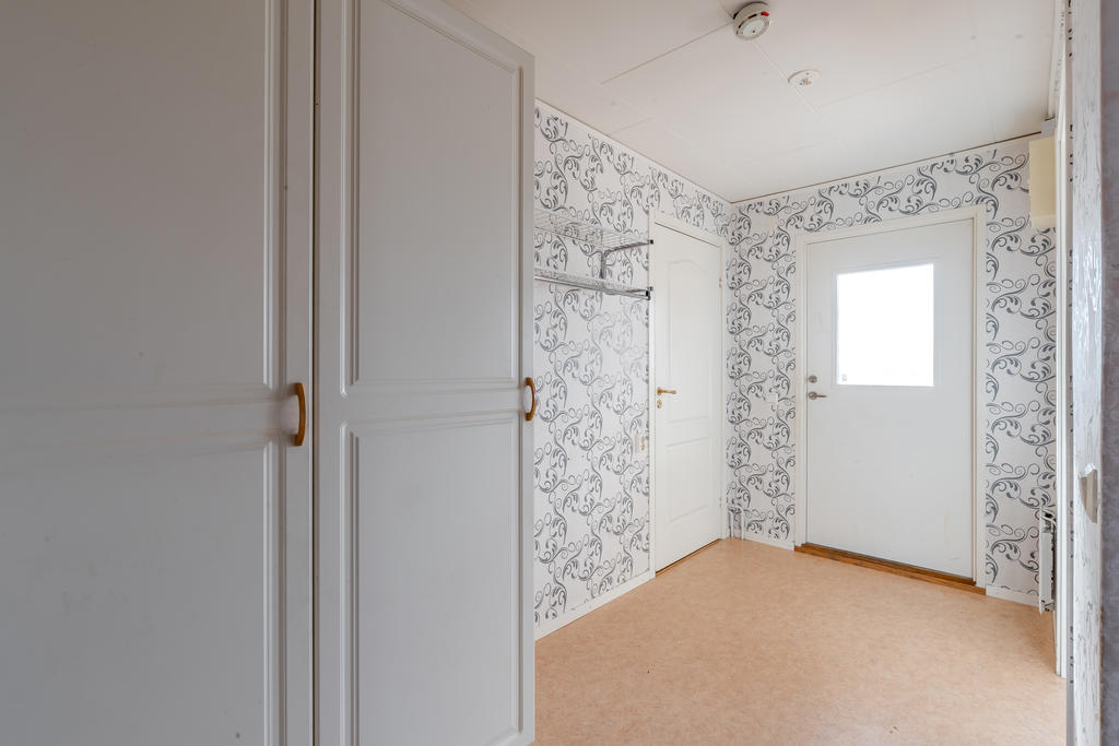 Entré och hall. Gott om plats för förvaring av ytterkläder.