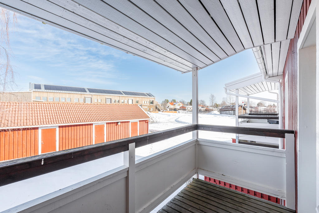 Utsikt från balkongen mot skolan