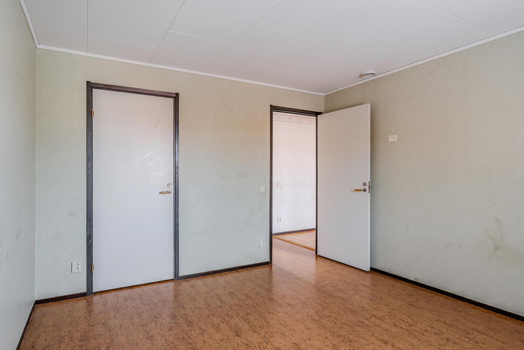 Det finns en klädkammare i sovrummet