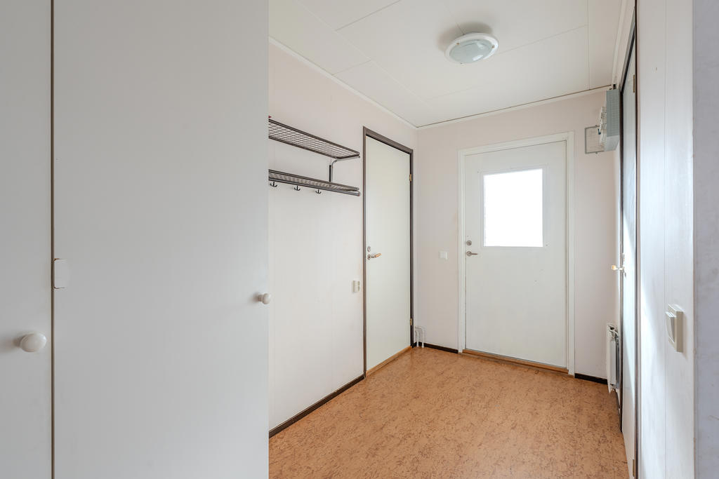 Entré och hall med gott om plats  för kläder och skor