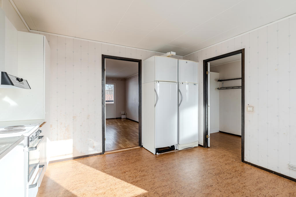 Köket nås både från hallen och vardagsrummet