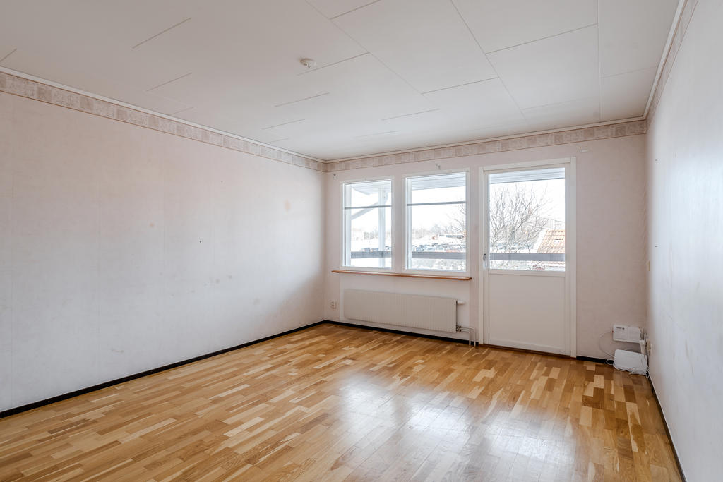 Vardagsrummet har utgång till balkongen