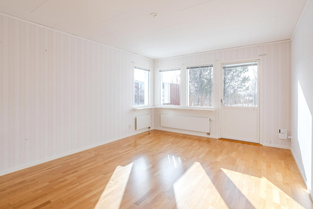 Vardagsrummet är ljust och har utgång till uteplatsen
