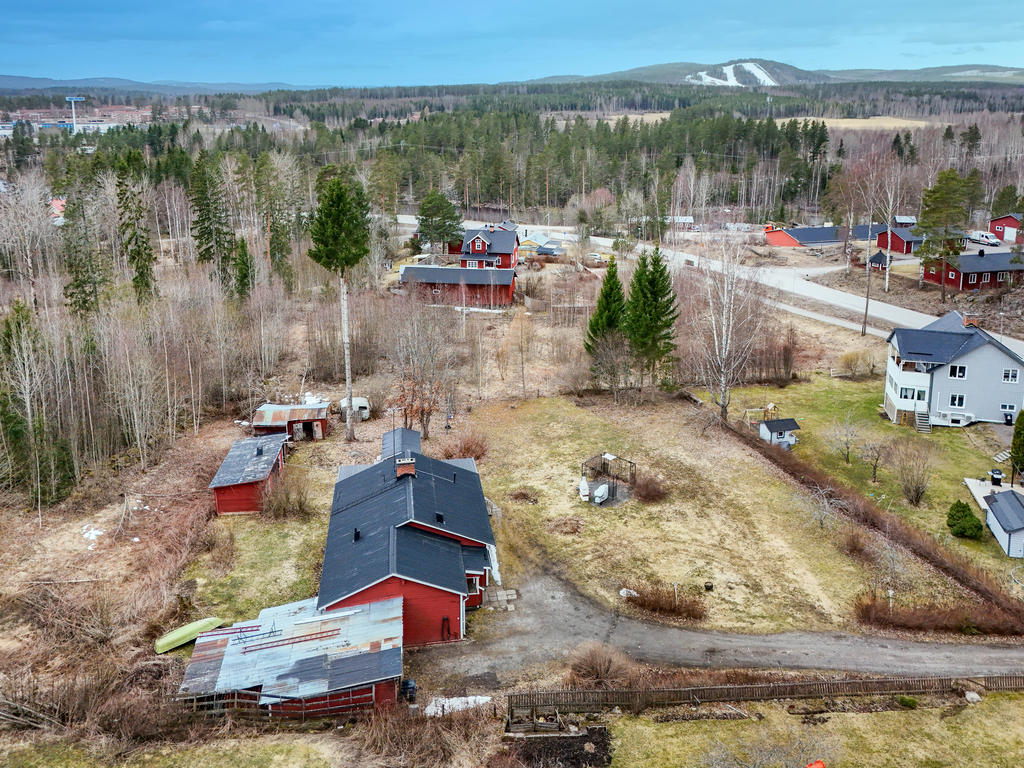 Vy mot söder med utsikt mot ballebacken. 