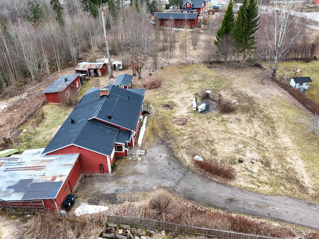 Vy över tomten och dess infart. 