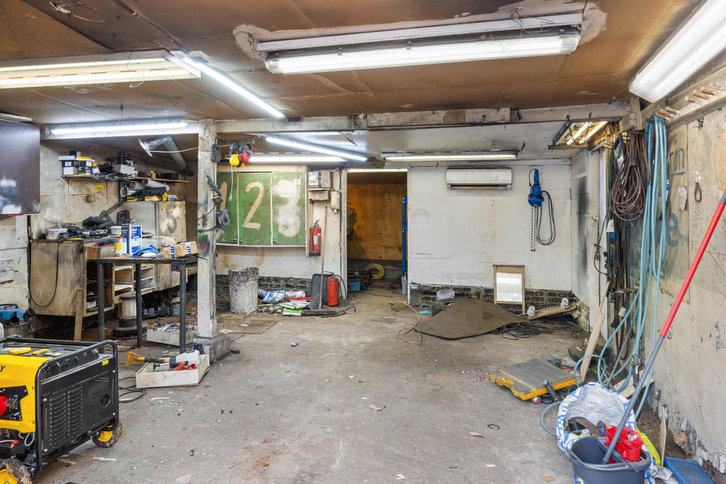 Garage med luftvärmepump. 