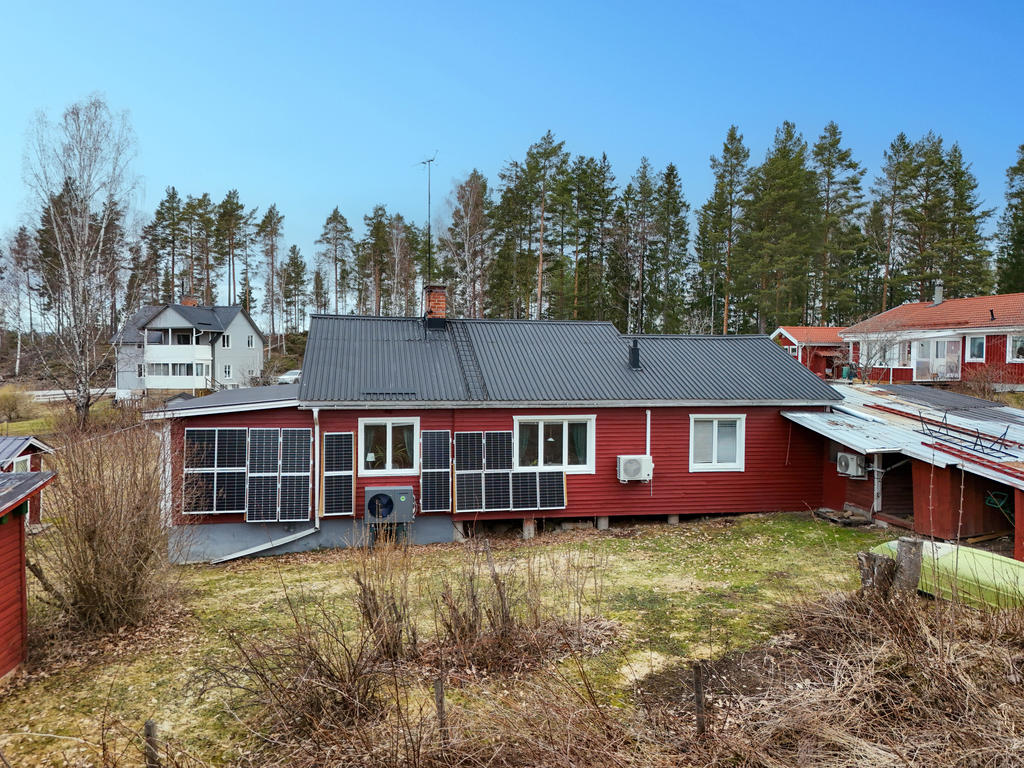 Fasad i öst med solpaneler.