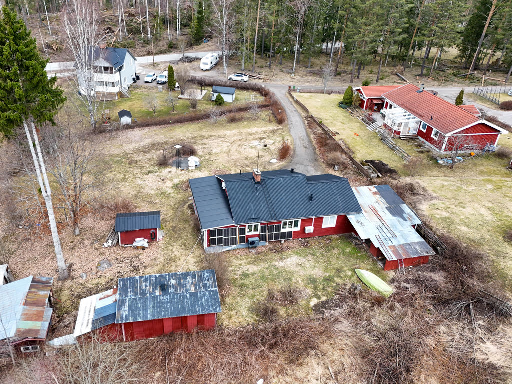 Vy över tomten från öst mot väst. 