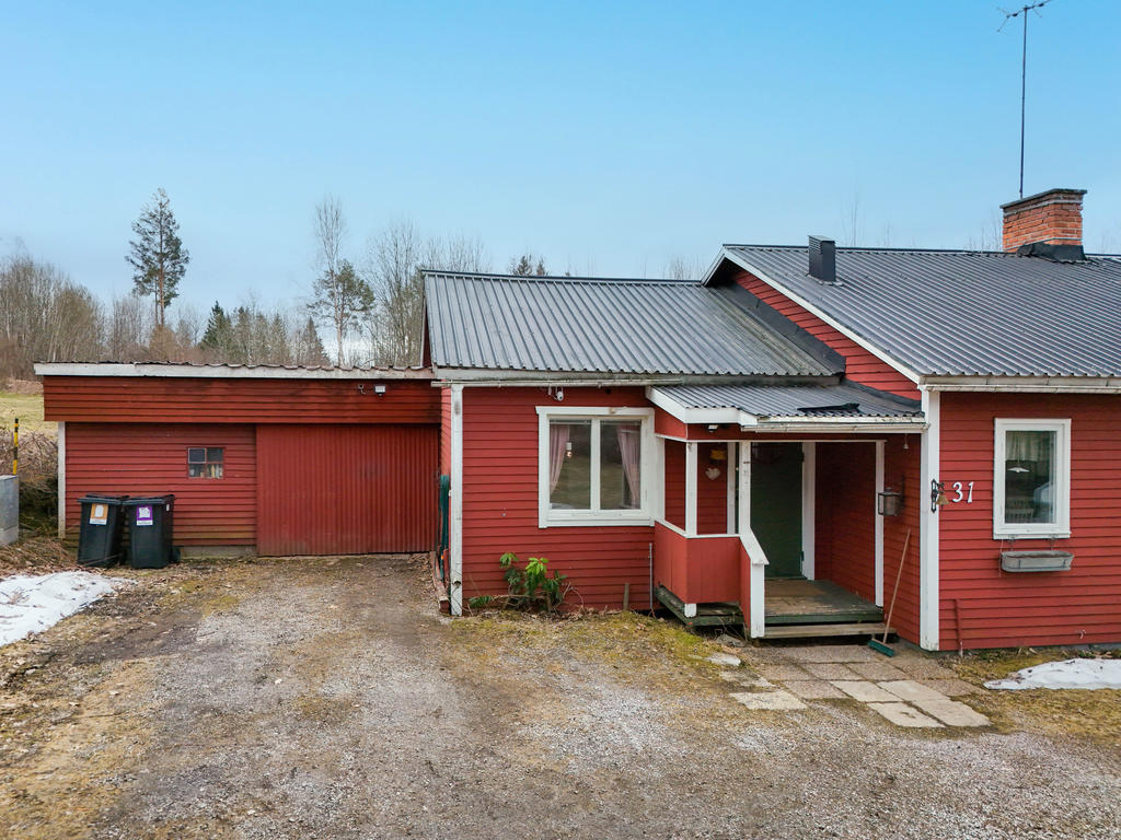 Vidbyggt garage på gjuten platta intill huvudentrén. 