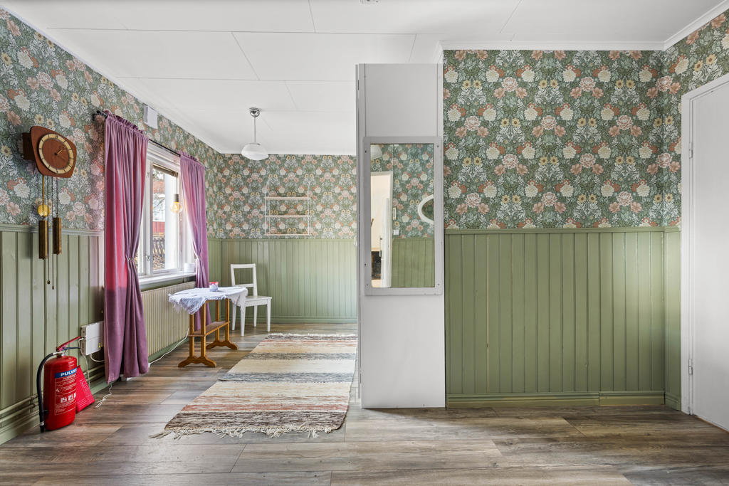 Vy från köket in till hallen. Hallen renoverades år 2024 med nya ytskikt, nytt golv och ny isolering i golv. 