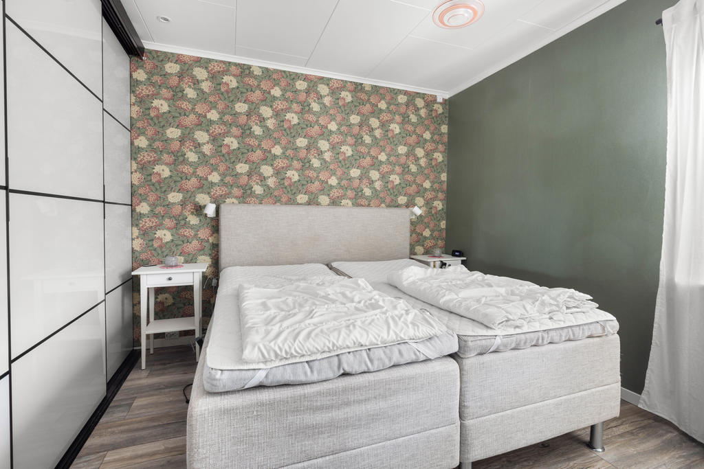 Sovrum 1. Renoverat år 2024 med nya ytskikt, golv och garderob. 