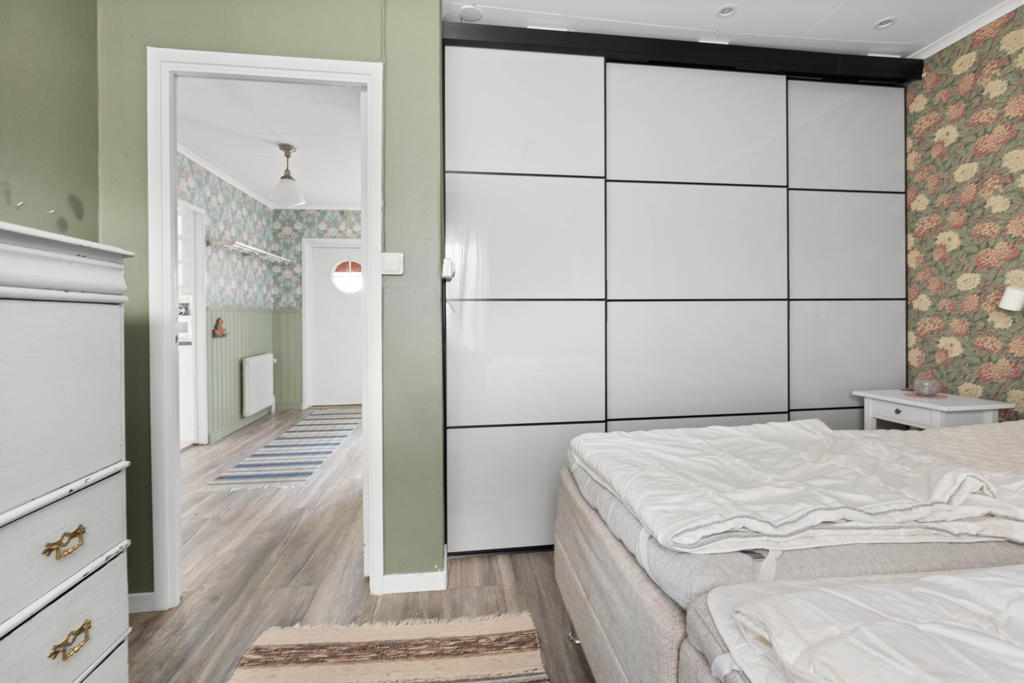 Vy från sovrum 1 mot hall. 