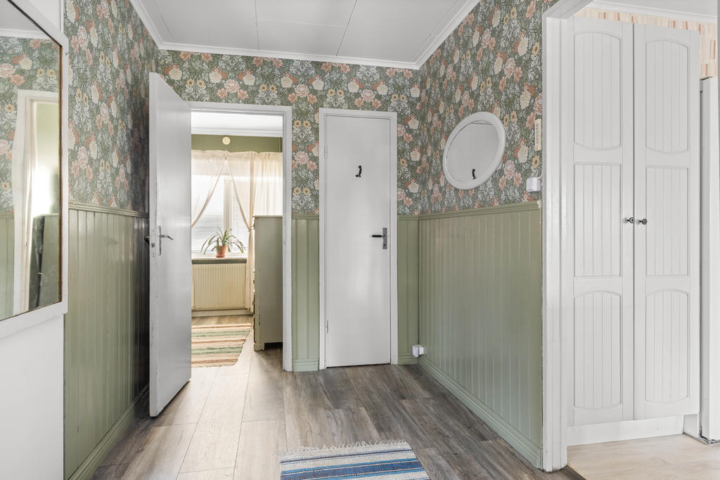 Vy från entré mot sovrum 1, toalettrum och till vänster ingång till kök. 