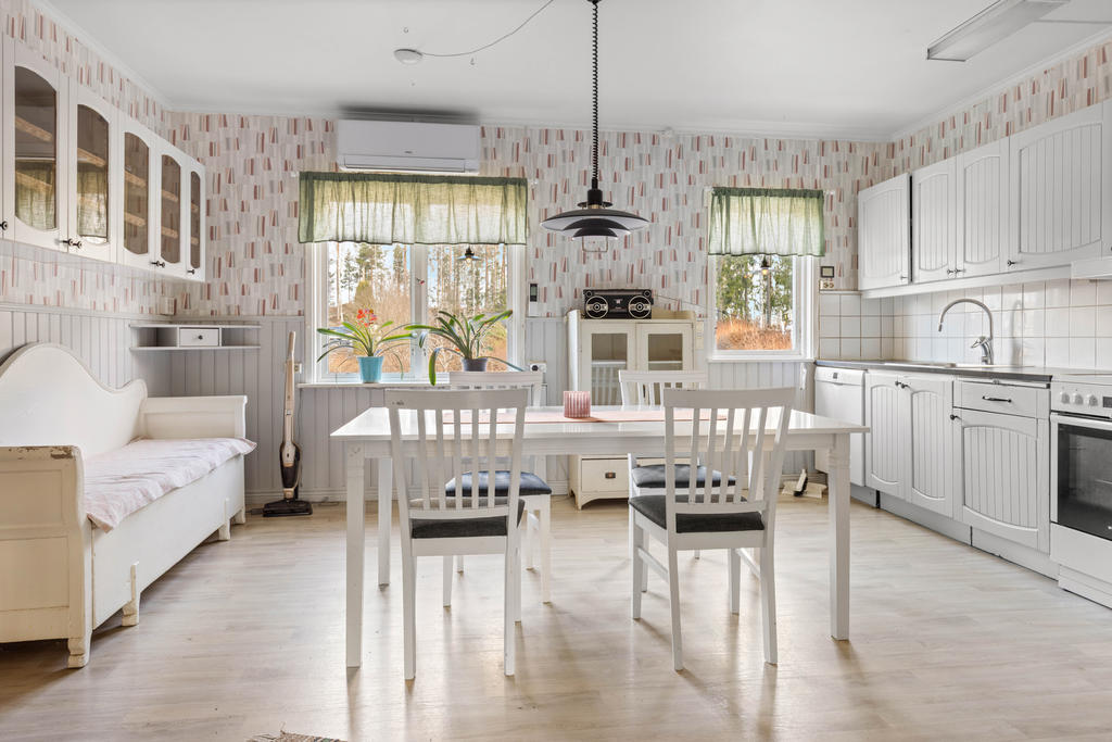 Rymligt kök med vattenburen golvvärme från 1988. 