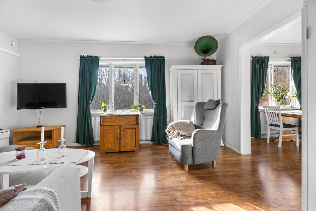 Vy från köket in till vardagsrum. 