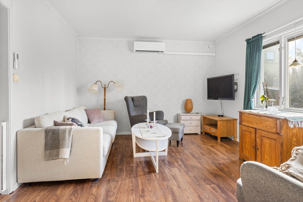 Vardagsrum med luft/luftvärmepump från år 2025. 