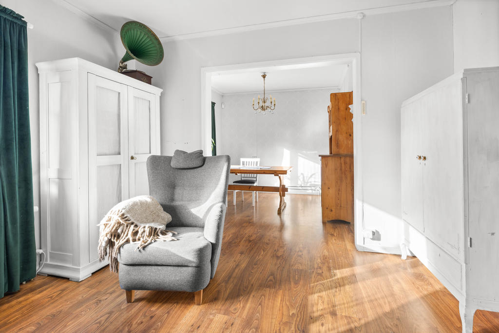 Vy från vardagsrummet mot matrum (f.d sovrum). 