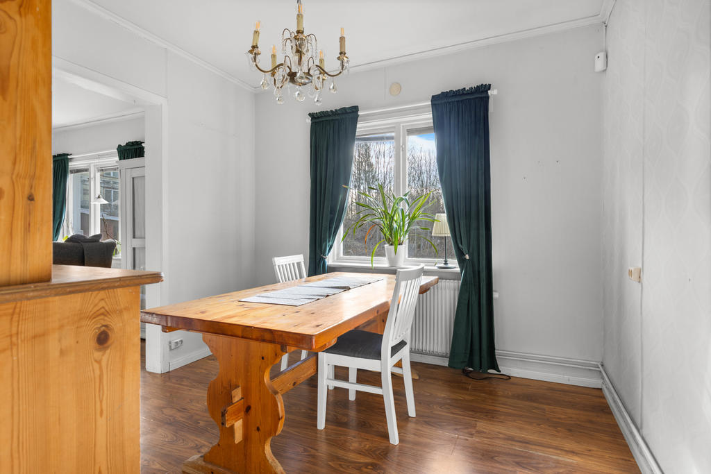 Matrum innanför vardagsrum. 