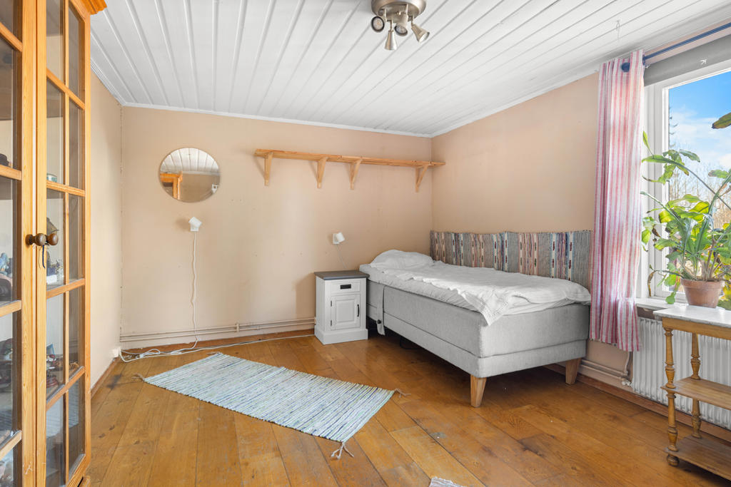 Sovrum 2. Inbyggd tidigare altan. Byggdes om 1962. 