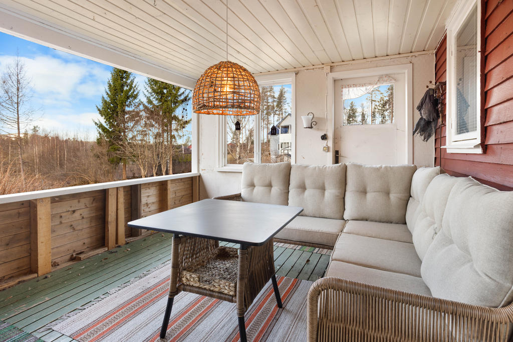 Altan i söderläge. Nytt yttertak i plåt på altanen år 2021. 