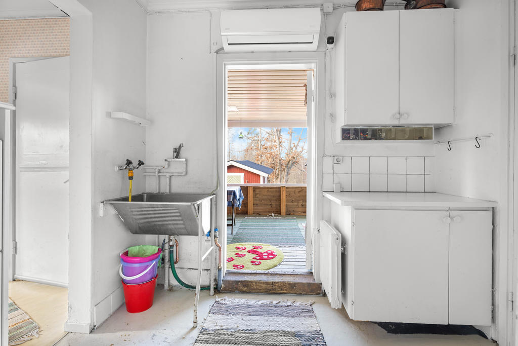 Utgång till altan från tvättstuga. Med luftvärmepump kopplad till solpanelerna. 