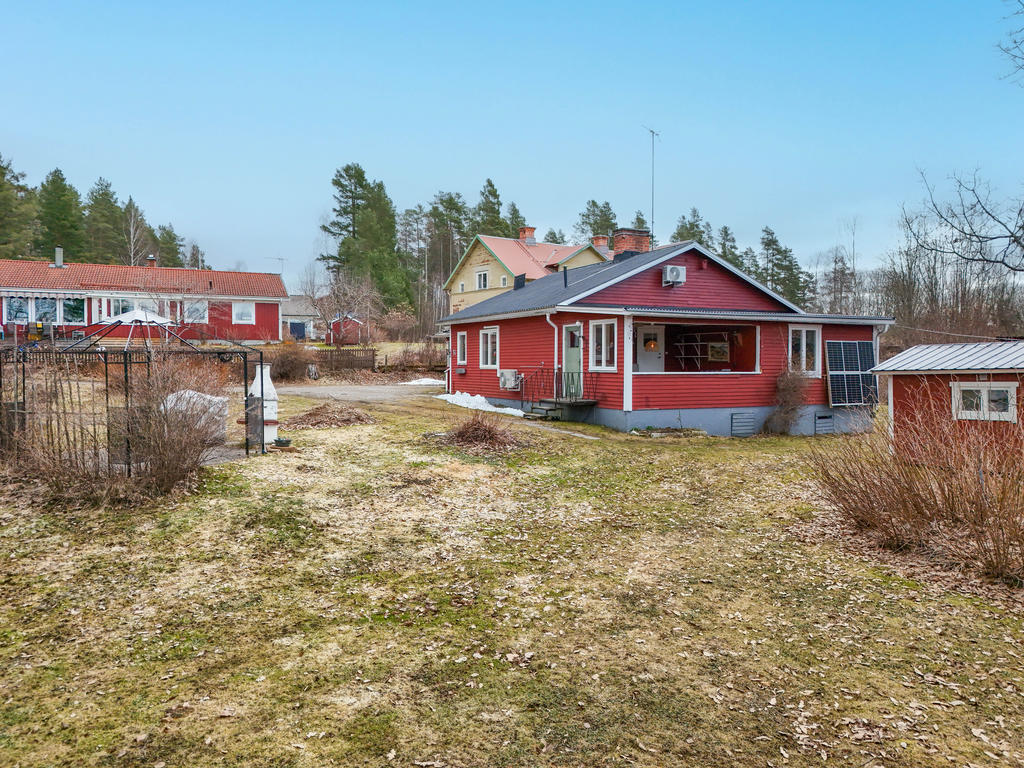 Vy från trädgårdstomten. 