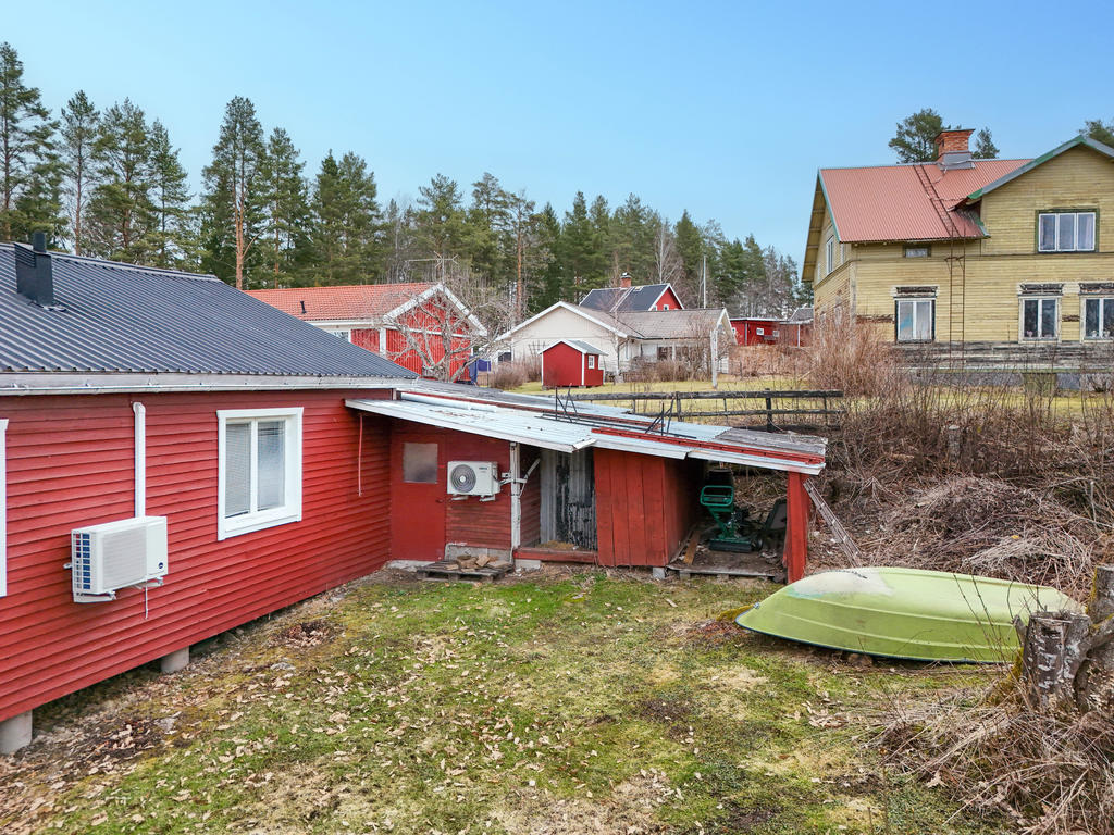 Baksidan av garaget och en liten del av husets baksidan. 