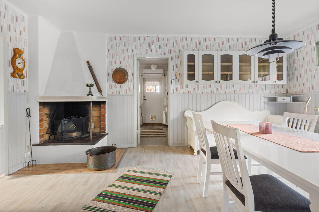 Öppen spis i kök. Ej sotad sedan 2018.