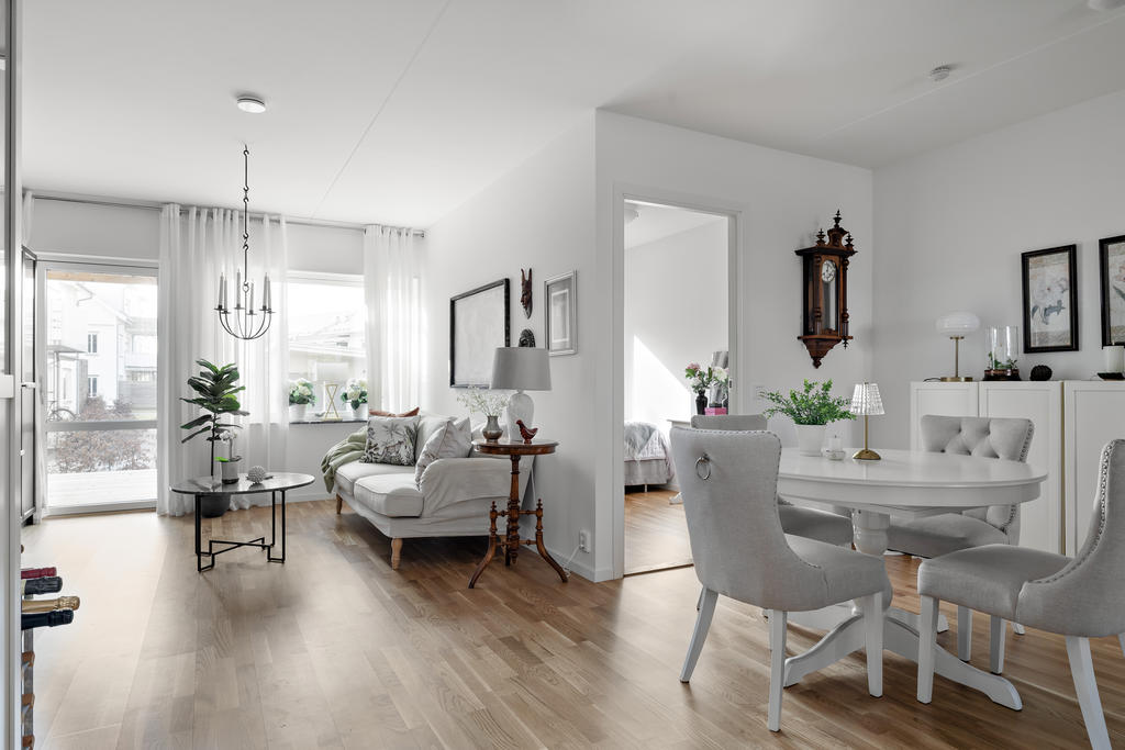 Kök / Vardagsrum samt bild på sovrum 4 som också kan användas som kontor