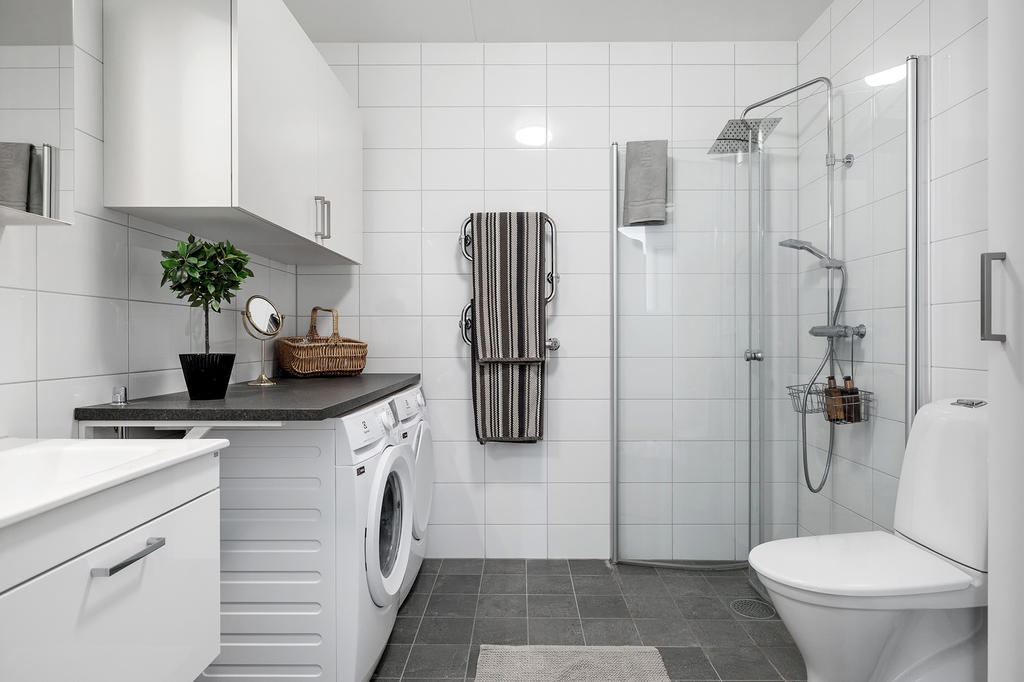 Badrum med tvättmaskin, torktumlare samt bra ytor. Helkaklat med golvvärme