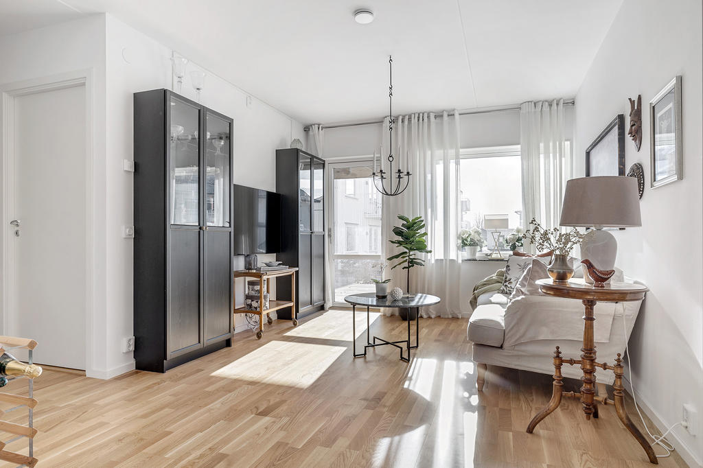 Vardagsrum med altandörr med altan i söderläge