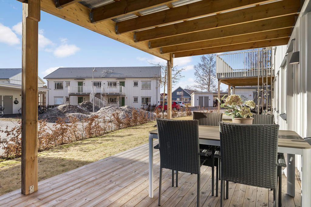 Uteplats i söderläge med grästäppa