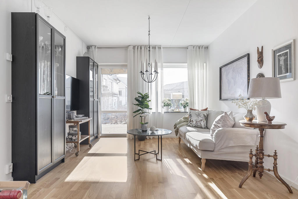 Vardagsrum med trevligt ljusinsläpp