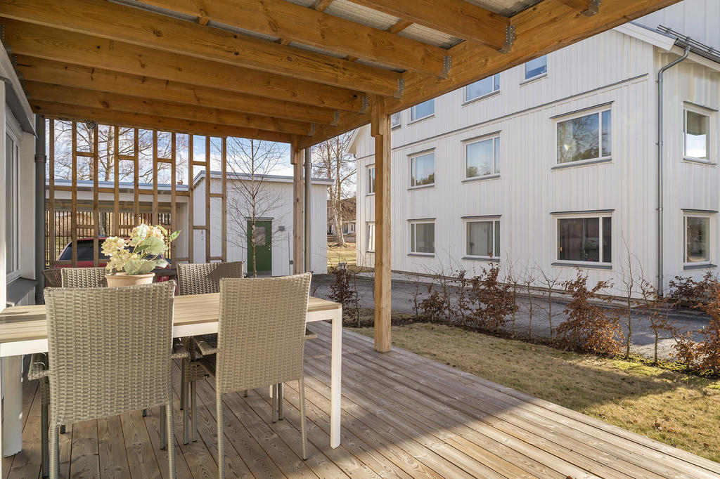 Uteplats under tak i söderläge