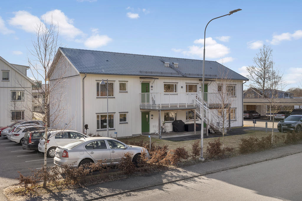 Entré med plats för cafémöbler utanför dörren. 