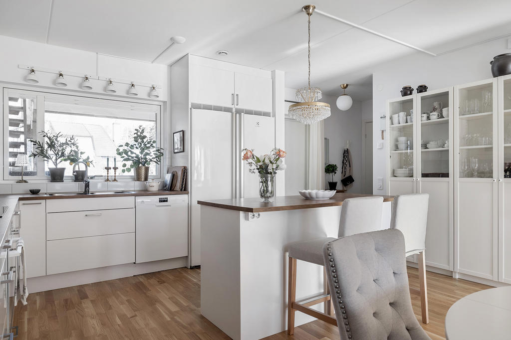 Kök mot hall med gästwc och avhängning. 