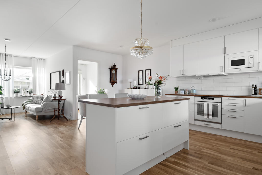 Kök öppet mot vardagsrum med social köksö