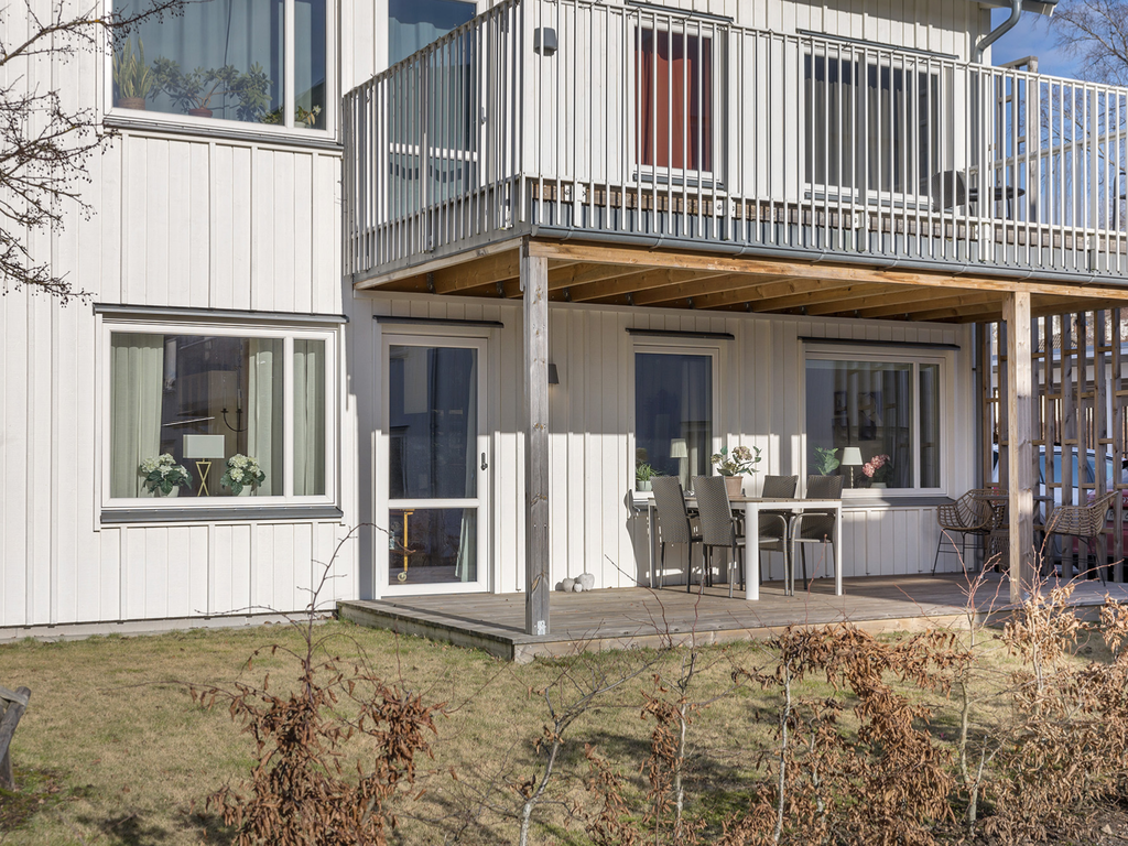 Altan med grästäppa utanför